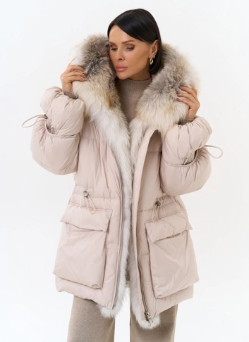 Женский пуховик с капюшоном из меха лисы