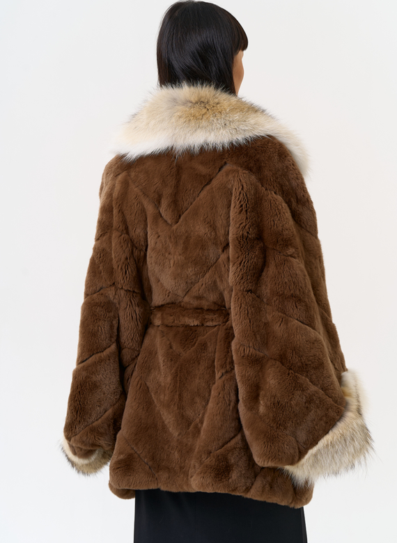Шуба из кролика с отделкой из меха койота