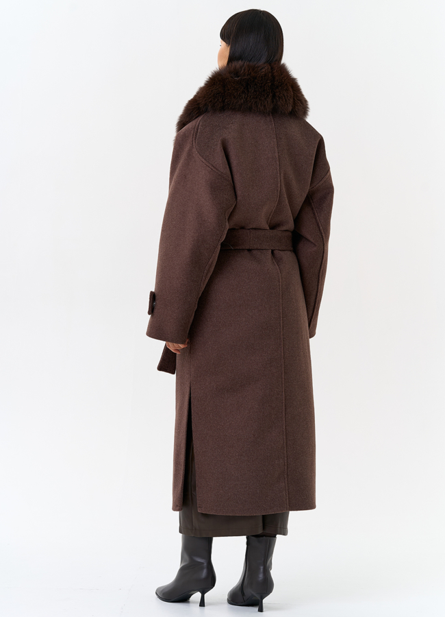 фото Женское утепленное пальто с отделкой из меха песца модель № 32005