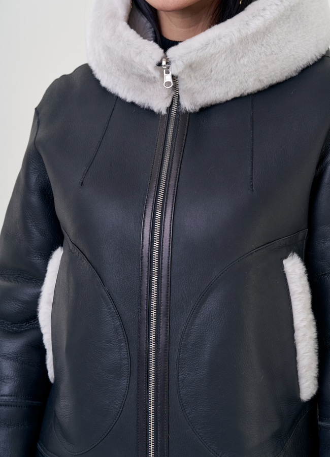 Двухсторонняя женская дубленка с капюшоном модель № 23192 универмаг малина