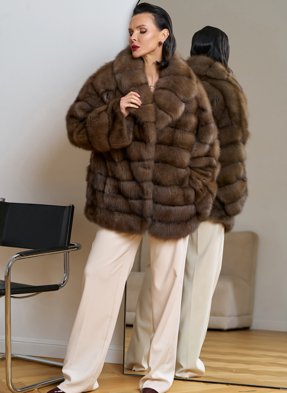 Женская шуба из куницы с английским воротником