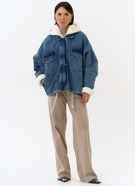 Женская утепленная джинсовая куртка с отделкой из эко меха