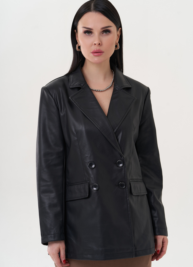 Пиджак черного цвета из эко кожи модель № 26745 меха малина