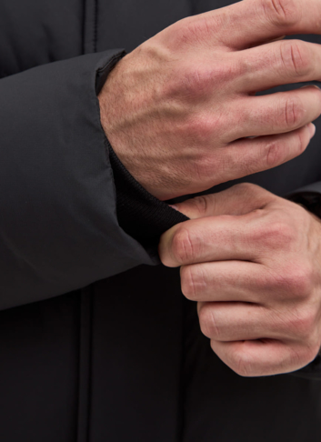 Мужской пуховик черного цвета 