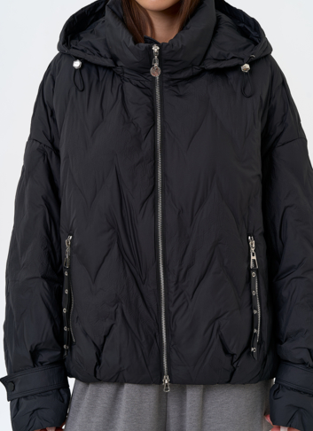 Женская куртка с капюшоном в черном цвете