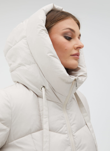 Женский светлый пуховик с капюшоном