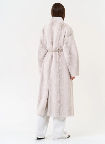 Светлое пальто из эко меха с поясом