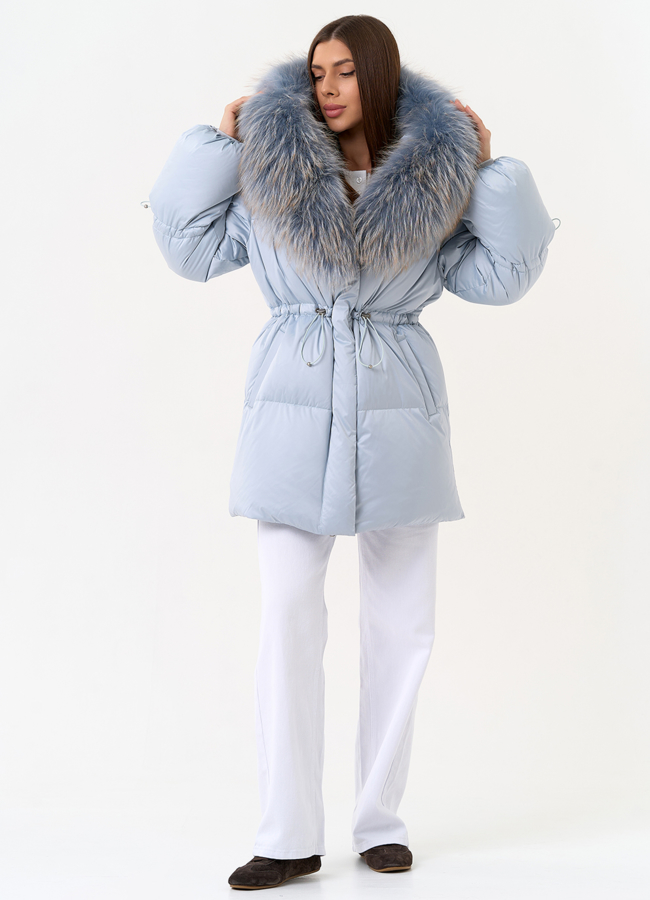 Женский пуховик голубого цвета с капюшоном из меха лисы модель № 31701 в рассрочку