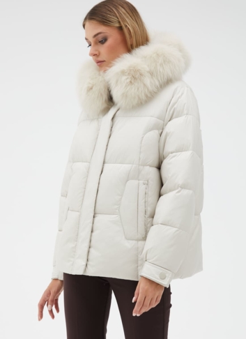 Короткий пуховик с капюшоном из меха песца